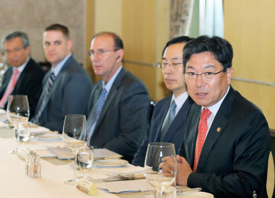 윤상직 장관(사진 오른쪽)이 8일 거제 삼성호텔에서 '해양플랜트 발주사 초청 해양플랜트 산업 현안점검회의를 진행하고 있다. 윤 장관은 이날 해양플랜트 공정 합리화와 비용 절감 필요성을 강조하고 정부와 산업계가 공조할 계획을 밝혔다.<산업부 제공>